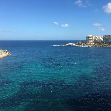 شقة Seafront Penthouse Triplex- Roof Terrace & Hot Tub سانت جوليان