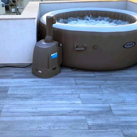 Lejlighed Seafront Penthouse Triplex- Roof Terrace & Hot Tub Saint Julian's