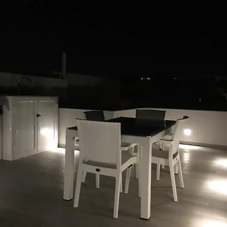 아파트 Seafront Penthouse Triplex- Roof Terrace & Hot Tub Saint Julian's