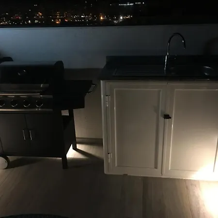 Seafront Penthouse Triplex- Roof Terrace & Hot Tub 아파트 Saint Julian's