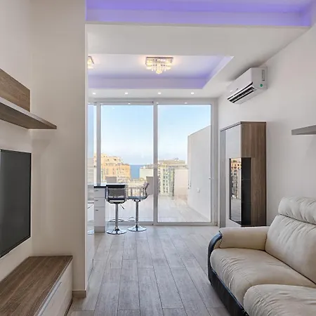 Seafront Penthouse Triplex- Roof Terrace & Hot Tub * Saint Julian's