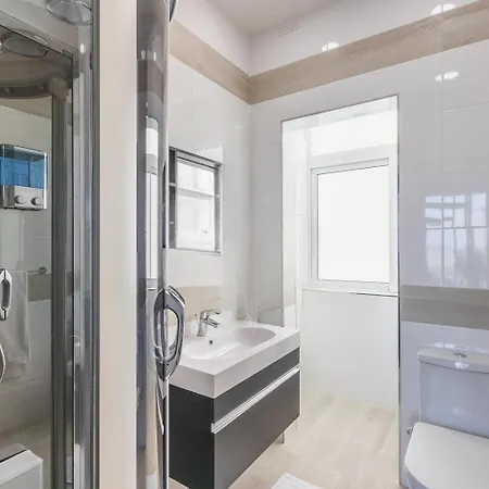 Seafront Penthouse Triplex- Roof Terrace & Hot Tub * سانت جوليان