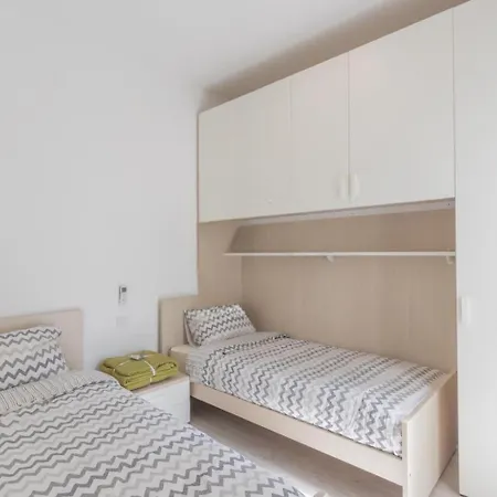 Seafront Penthouse Triplex- Roof Terrace & Hot Tub