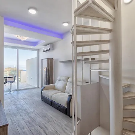 Seafront Penthouse Triplex- Roof Terrace & Hot Tub شقة سانت جوليان