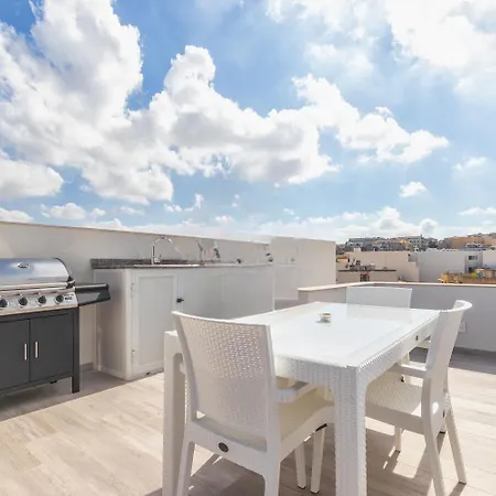 Seafront Penthouse Triplex- Roof Terrace & Hot Tub *