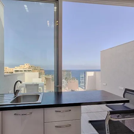 Seafront Penthouse Triplex- Roof Terrace & Hot Tub Saint Julian's