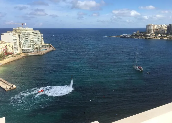 Seafront Penthouse Triplex- Roof Terrace & Hot Tub アパート