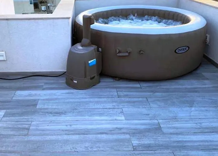 アパート Seafront Penthouse Triplex- Roof Terrace & Hot Tub Saint Julian's