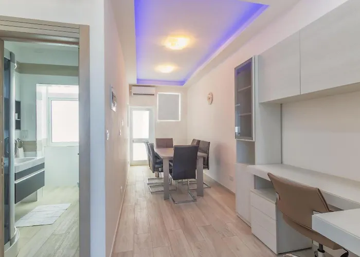 アパート Seafront Penthouse Triplex- Roof Terrace & Hot Tub Saint Julian's