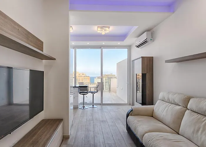 Seafront Penthouse Triplex- Roof Terrace & Hot Tub * Saint Julian's