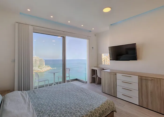 Seafront Penthouse Triplex- Roof Terrace & Hot Tub