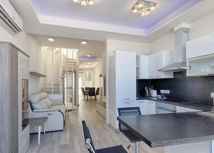 Seafront Penthouse Triplex- Roof Terrace & Hot Tub アパート