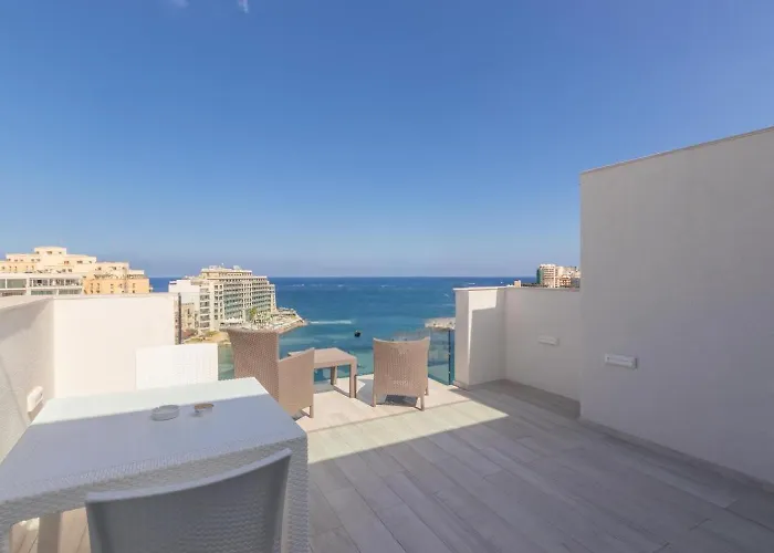 Seafront Penthouse Triplex- Roof Terrace & Hot Tub Saint Julian's