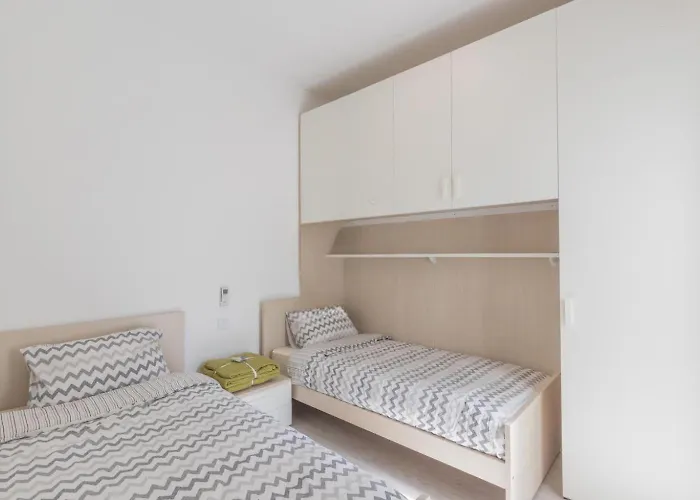 Seafront Penthouse Triplex- Roof Terrace & Hot Tub