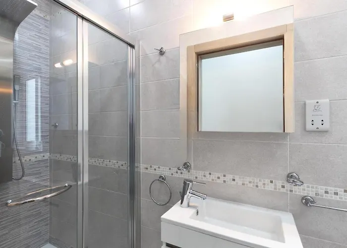 Seafront Penthouse Triplex- Roof Terrace & Hot Tub アパート