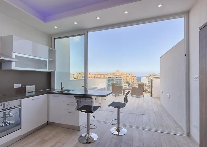 Seafront Penthouse Triplex- Roof Terrace & Hot Tub アパート *