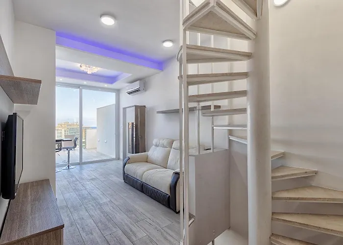 Seafront Penthouse Triplex- Roof Terrace & Hot Tub アパート Saint Julian's