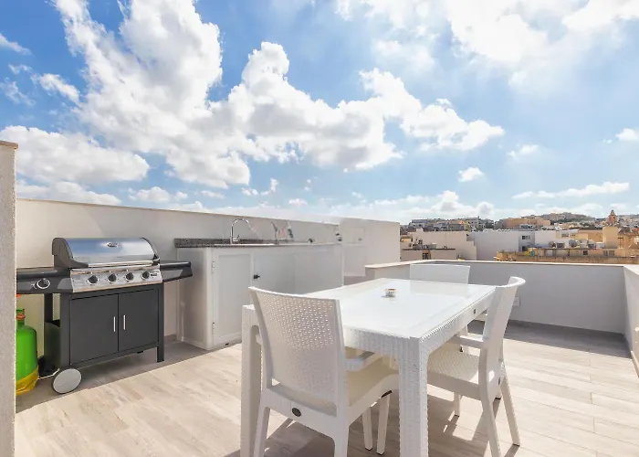Seafront Penthouse Triplex- Roof Terrace & Hot Tub *