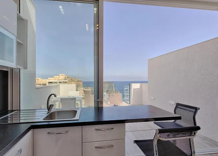 Seafront Penthouse Triplex- Roof Terrace & Hot Tub Saint Julian's