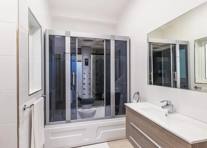 アパート Seafront Penthouse Triplex- Roof Terrace & Hot Tub