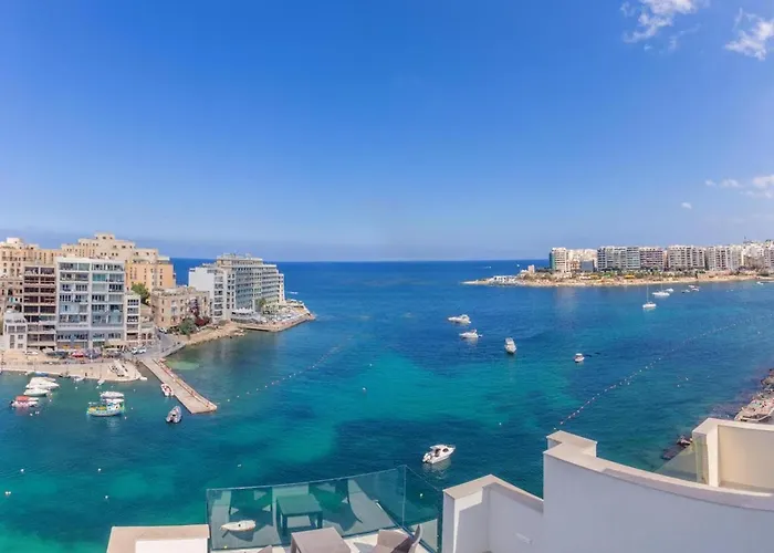 Seafront Penthouse Triplex- Roof Terrace & Hot Tub アパート *