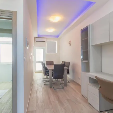 Apartment Seafront Penthouse Triplex- Roof Terrace & Hot Tub Saint Julian's